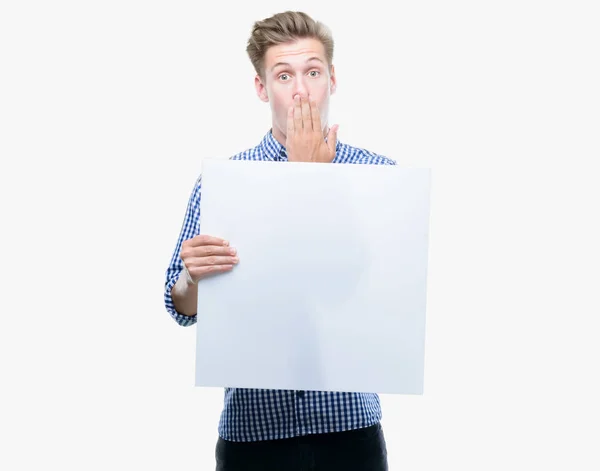 Ung Snygg Blond Man Innehar Banner Täcka Munnen Med Handen — Stockfoto