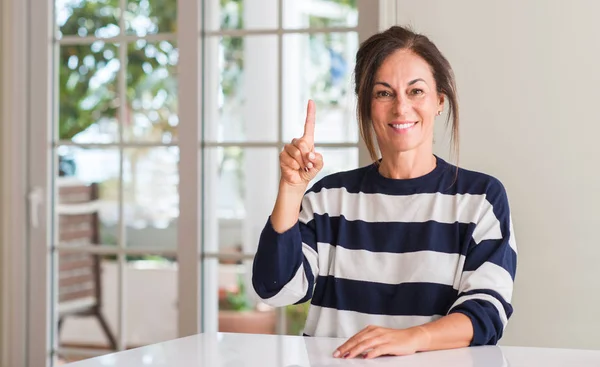 Middle Aged Woman Surprised Idea Question Pointing Finger Happy Face — Stock Photo, Image