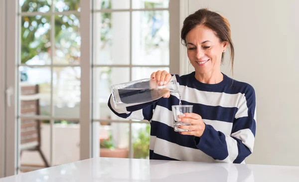 Frau Mittleren Alters Trinkt Ein Glas Wasser Mit Einem Glücklichen — Stockfoto