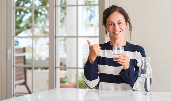 Donna Mezza Età Che Beve Bicchiere Acqua Indicando Con Mano — Foto Stock