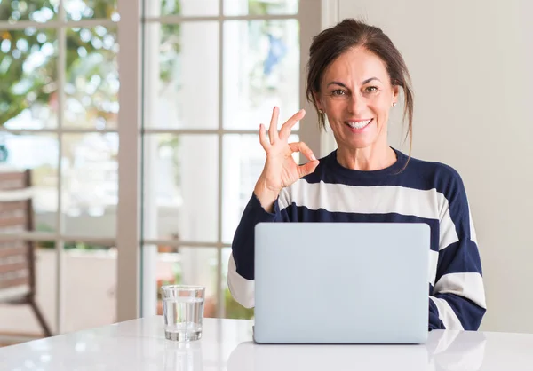 Donna Mezza Età Che Utilizza Computer Portatile Casa Facendo Segno — Foto Stock