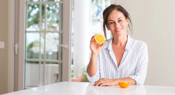 Donna Mezza Età Che Tiene Frutta Arancione Con Viso Felice — Foto Stock