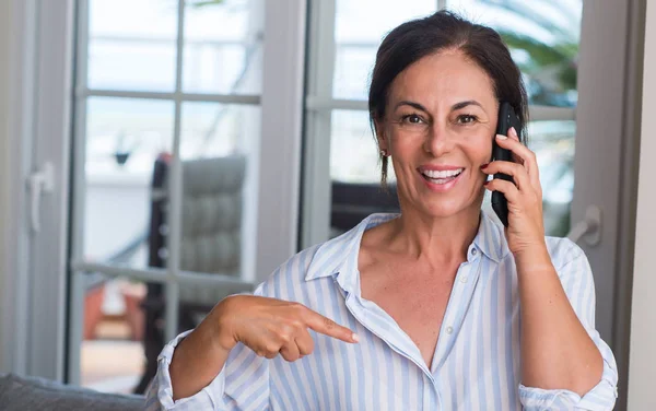 Mujer Mediana Edad Usando Teléfono Inteligente Con Cara Sorpresa Señalando — Foto de Stock