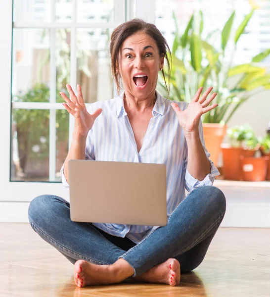 Mulher Meia Idade Usando Laptop Casa Muito Feliz Animado Expressão — Fotografia de Stock