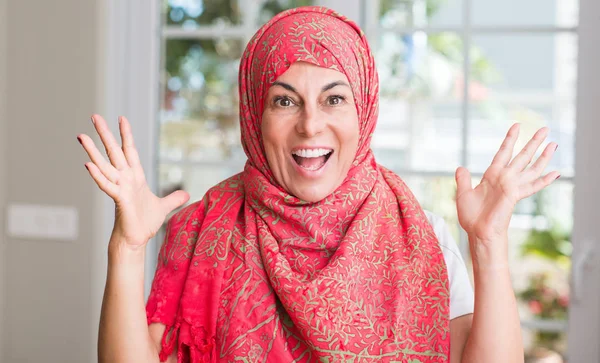 Muslimische Frau Mittleren Alters Trägt Hijab Sehr Glücklich Und Aufgeregt — Stockfoto