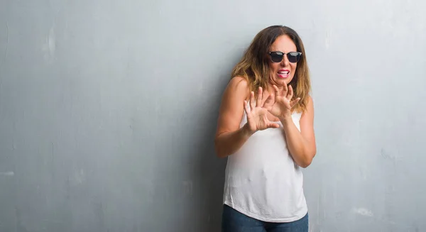 Hispanische Frau Mittleren Alters Über Grauer Wand Mit Sonnenbrille Angewiderten — Stockfoto