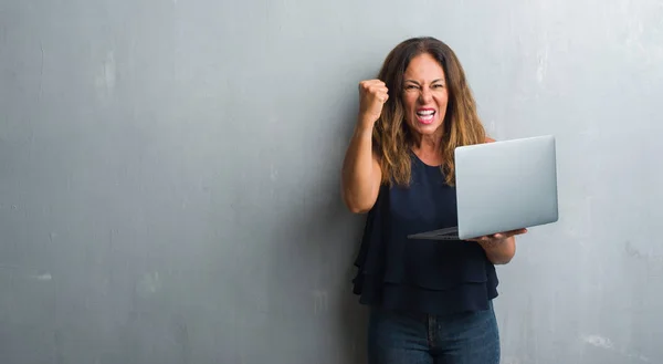 Mujer Hispana Mediana Edad Pie Sobre Pared Gris Grunge Usando — Foto de Stock