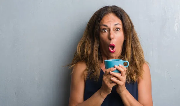 Mujer Hispana Mediana Edad Pie Sobre Pared Gris Grunge Bebiendo —  Fotos de Stock