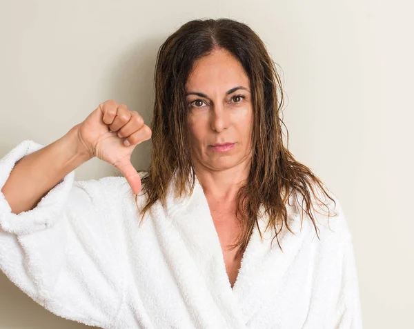 美しい中年女性 怒った顔 ダウン親指で嫌悪感を示すマイナス記号 拒絶反応の概念とタオルを着て濡れた髪 — ストック写真