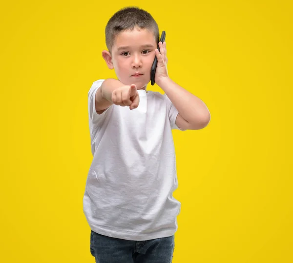 Niño Moreno Usando Smartphone Apuntando Con Dedo Cámara Signo Mano —  Fotos de Stock