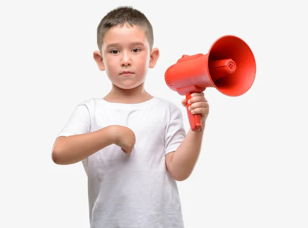 Dunkelhaariges Kleines Kind Hält Megafon Mit Überraschendem Gesicht Und Zeigt — Stockfoto