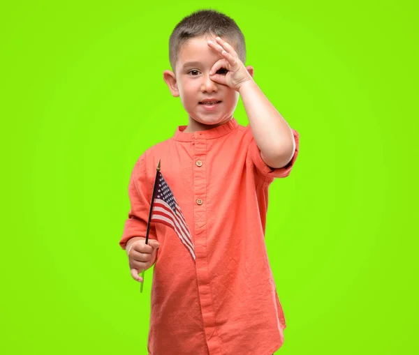 Темні Волохата Маленька Дитина Тримає Прапор Сполучених Штатів Щасливим Обличчям — стокове фото