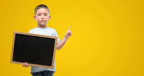 Criança Cabelos Escuros Segurando Quadro Muito Feliz Apontando Com Mão — Fotografia de Stock