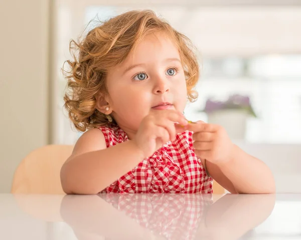 Linda Criança Loira Com Olhos Azuis Comendo Doces Casa — Fotografia de Stock