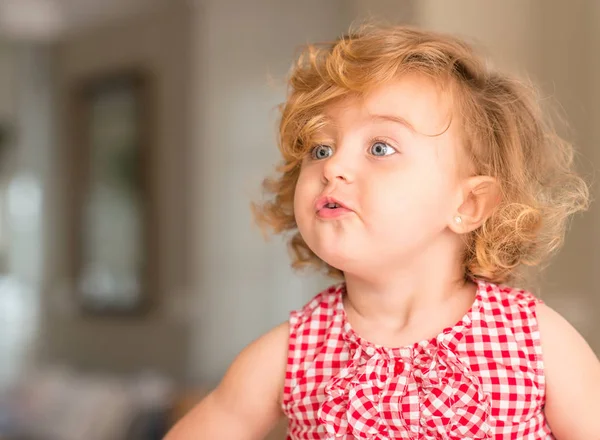 Belle Enfant Blonde Aux Yeux Bleus Mangeant Des Bonbons Maison — Photo
