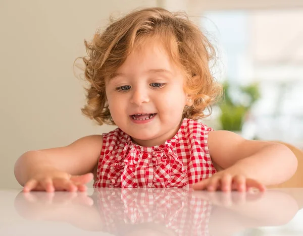 Mooie Blonde Kind Met Blauwe Ogen Zitten Lachend Thuis — Stockfoto