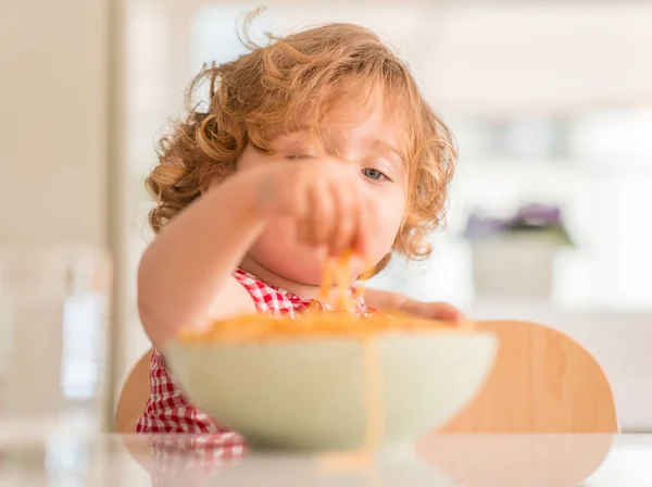 Belle Enfant Manger Des Spaghettis Avec Les Mains Maison — Photo