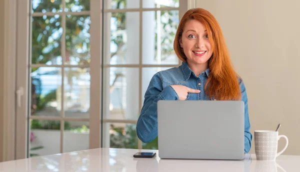 Pelirroja Mujer Usando Ordenador Portátil Casa Con Cara Sorpresa Señalando — Foto de Stock