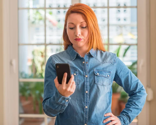 Roodharige Vrouw Met Behulp Van Smartphone Thuis Met Een Vertrouwen — Stockfoto