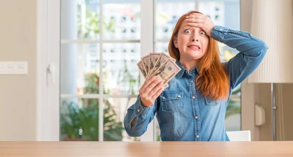 Mujer Pelirroja Sosteniendo Billetes Banco Casa Estresada Con Mano Cabeza — Foto de Stock