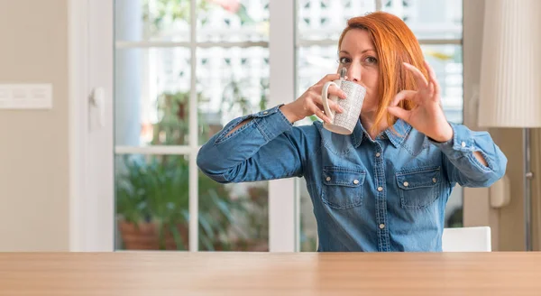 Mulher Ruiva Segurando Uma Xícara Café Fazendo Sinal Com Dedos — Fotografia de Stock