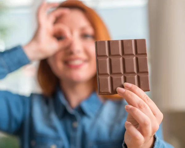 Pelirroja Sosteniendo Barra Chocolate Casa Con Cara Feliz Sonriendo Haciendo —  Fotos de Stock