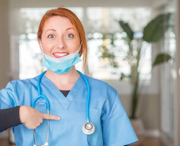 Medico Donna Professionale Con Stetoscopio Con Faccia Sorpresa Puntando Dito — Foto Stock