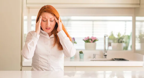 Mujer Pelirroja Cocina Con Mano Cabeza Para Dolor Cabeza Porque — Foto de Stock