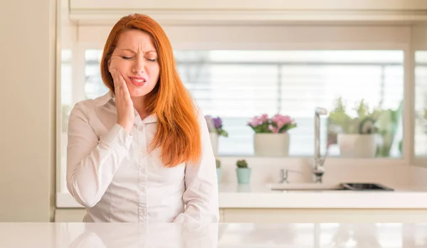 Rødhåret Kvinde Køkkenet Rører Munden Med Hånden Med Smertefuldt Udtryk - Stock-foto