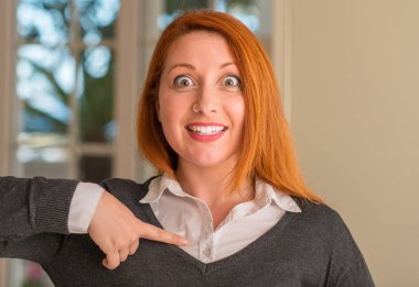 Kızıl saçlı kadın evde sürpriz yüz işaret parmağı kendisine