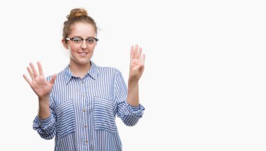 Gösterilen ve parmakları ile işaret Genç Sarışın iş kadını numara 9 kendinden emin ve mutlu gülümseyerek süre.