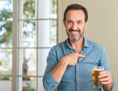 Orta yaş erkek sürpriz yüz işaret parmağı kendine bira içmek