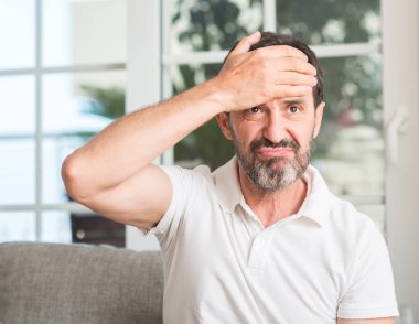Baş, el ile vurguladı yakışıklı orta yaş adam şok utanç ve sürpriz suratla, öfkeli ve sinirli. Korku ve hata için üzgün.