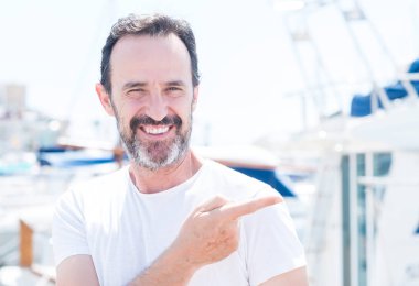 Yakışıklı orta yaş erkek Marina El ve parmak ile tarafına işaret çok mutlu