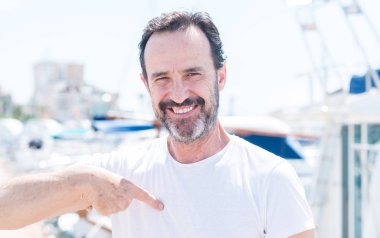 Yakışıklı orta yaş adam kendisi için sürpriz yüz işaret parmağı ile Marina