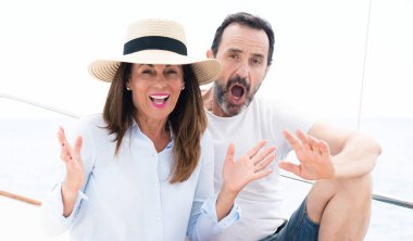 Orta yaş çift Yelkenli bir sürpriz yüz, korkuyor ve heyecanlı korku ifadesi ile şok korkmuş üzerinde seyahat