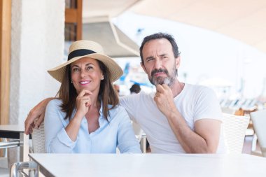 Teras ciddi oturan orta yaş kaç soru, çok karışık fikir hakkında düşünme yüz