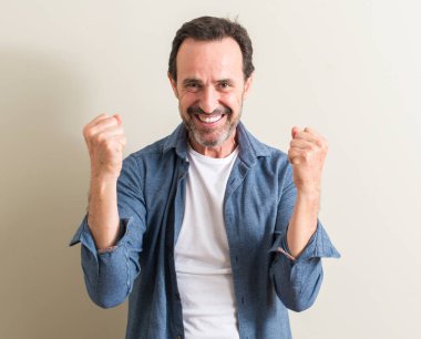 Duygu tezahürat gurur çığlık ve zafer ve başarı çok heyecanlı, kutluyor komuta sizde