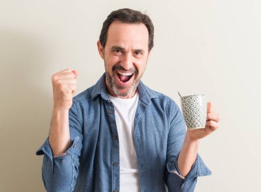 Komuta sizde gurur çığlık ve zafer ve başarı çok heyecanlı, kutlama bir kupa kahve içme duygu tezahürat