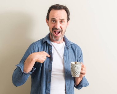 Komuta sizde sürpriz yüz işaret parmağı kendisine bir kupa kahve içme