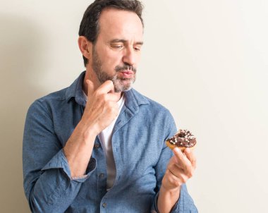 Komuta sizde çikolatalı çörek ciddi bir yüz düşünme hakkında soru, çok karışık fikir yeme