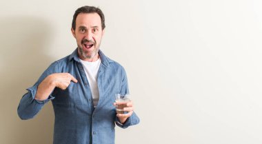 Komuta sizde içme suyu bir bardak sürpriz yüz işaret parmağı kendisine