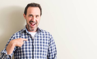 Komuta sizde sürpriz yüz işaret parmağı kendisine