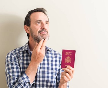 Komuta sizde İspanyol pasaportu ciddi bir yüz düşünme hakkında soru, çok karışık fikir holding