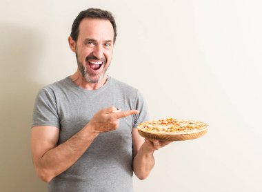 Komuta sizde pizza çok mutlu el ve parmak ile işaret tutan