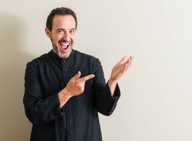 Üst düzey rahip din adamı el ve parmak ile işaret çok mutlu