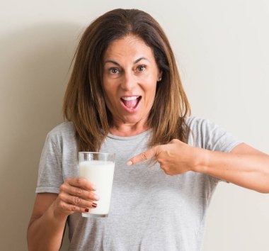 Bir bardak taze süt el ve parmak ile işaret çok mutlu içme orta yaş kadın