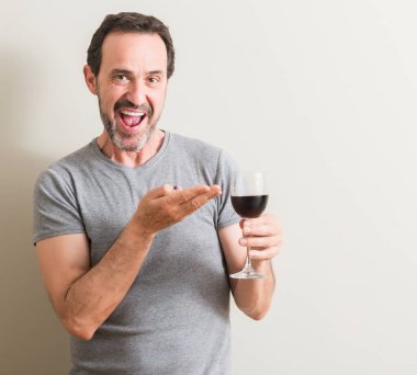 Komuta sizde el ve parmak ile işaret çok mutlu bir bardak kırmızı şarap içme