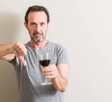 Komuta sizde kızgın yüzü, eksi işareti aşağı antipati başparmak ile gösterilen, ret kavramı ile bir bardak kırmızı şarap içme