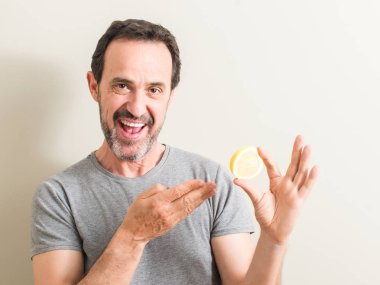 Komuta sizde limon meyve çok mutlu el ve parmak ile işaret tutan